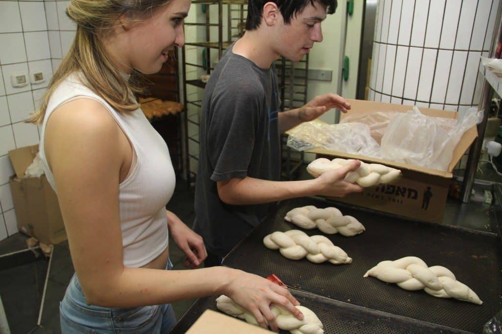 Weekly Updates – Tel Aviv Dec 27, 2015 5 Making hallah for shabbat
